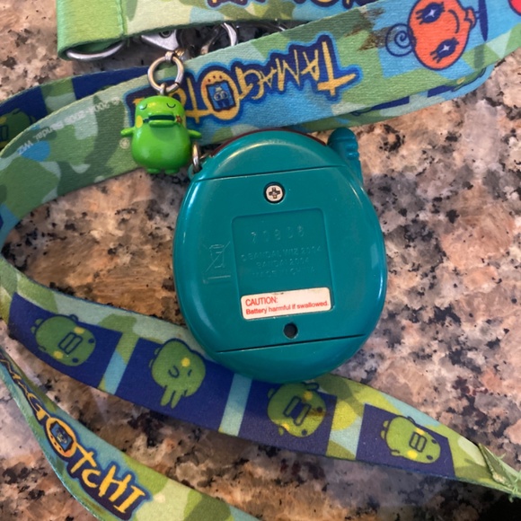 Tamagotchi V3 2004 in Green Reptile Skin Vintage Bandai with New Battery - Picture 2 of 2
